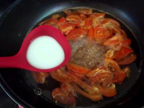 加入适量的水淀粉，再次烧开后转小火