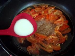 加入适量的水淀粉，再次烧开后转小火