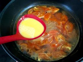 把鸡蛋以转圈的方式放入，动作一定要缓慢，做出来的鸡蛋才细腻。