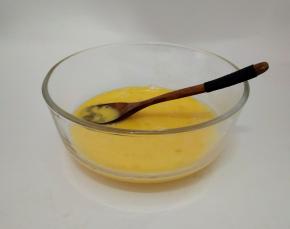 我们先开始制作面糊的部分。先把鸡蛋打入碗中，搅拌均匀。