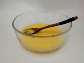 我们先开始制作面糊的部分。先把鸡蛋打入碗中，搅拌均匀。