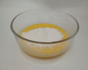 分三次筛入面粉，用筷子顺吋时针搅匀