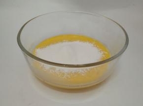 分三次筛入面粉，用筷子顺吋时针搅匀