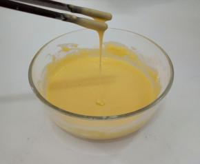 把筷子提起来，面糊往下滴落呈线状。