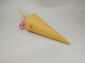 装入裱花袋，用夹子把囗夹住，防止流出，将其静置15分钟