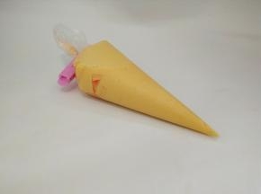 装入裱花袋，用夹子把囗夹住，防止流出，将其静置15分钟