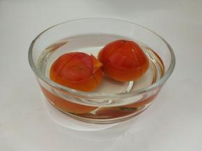 趁着静置的时间，我们把食材处理一下。
青椒去籽切未，西红柿洗净后用刀在表皮划上一个十子，放入开水中浸泡一分钟，再将其去皮，切小块。