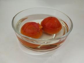 趁着静置的时间，我们把食材处理一下。
青椒去籽切未，西红柿洗净后用刀在表皮划上一个十子，放入开水中浸泡一分钟，再将其去皮，切小块。