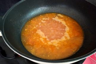 加入一碗热水烧开，转小火