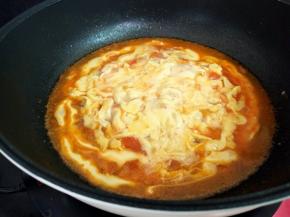 这个时候将裱花袋剪出一个小口，再将面糊挤入汤中