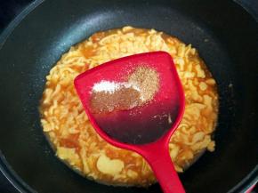 加盐，生抽，五香粉调味