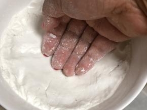 搅拌好的糯米粉，应该是用手指背后接触，又湿的感觉，可以把手上残留的糯米粉吸掉，却不会再沾粉到手上。搅拌好之后，醒10分钟即可。