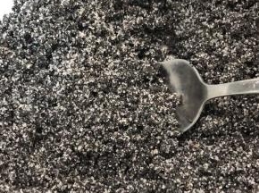 加入白砂糖搅拌均匀。芝麻油性，需要好好搅拌