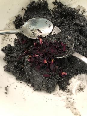 切碎的墨红撒到芝麻酱中搅拌均匀