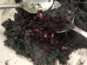 切碎的墨红撒到芝麻酱中搅拌均匀