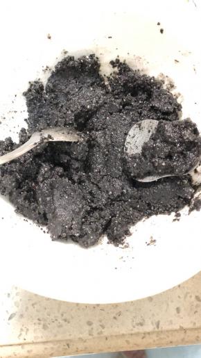 将融化好的猪油放入芝麻糖中