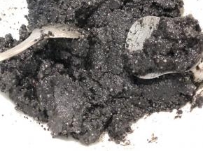 将融化好的猪油放入芝麻糖中
