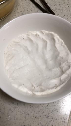 再用手继续搅拌均匀
