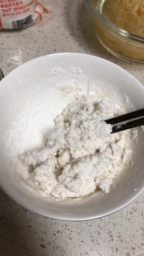 糯米粉加温水搅拌成这个状态。温水指：40°左右的水
