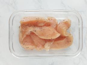 鸡胸切成1厘米左右的厚片，抹上盐，黑胡椒，白胡椒腌制15分钟左右。