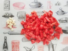 番茄洗净切丁，大蒜去皮切片。