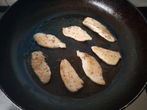 不粘锅烧热后，放入半勺葡萄籽油，放入鸡胸，煎至两面焦黄盛出。