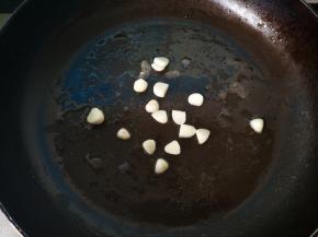 锅里不用放油，继续加入蒜片，煸香。