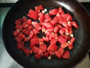 放入番茄丁，翻炒。