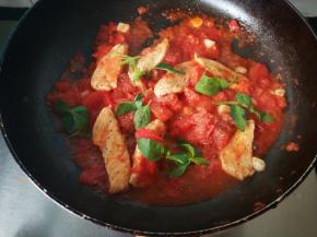 放入少许盐，黑胡椒，白胡椒调味，放入罗勒叶，大火收汁，即可盛盘享用。吃的时候，用鸡胸蘸着汤汁，酸甜浓郁！