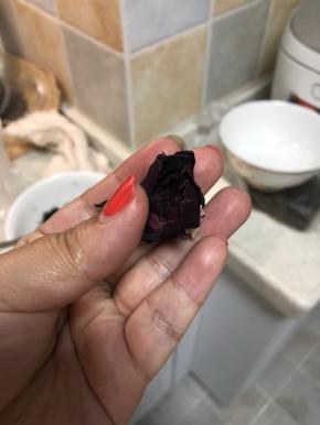 加入一点点墨红。直接放的墨红，不是玫瑰酱。如果你放玫瑰酱，请一勺玫瑰酱减少5g白砂糖。
