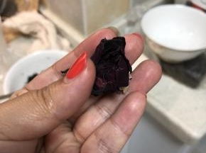 加入一点点墨红。直接放的墨红，不是玫瑰酱。如果你放玫瑰酱，请一勺玫瑰酱减少5g白砂糖。