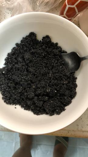 黑芝麻打成粉末。大家可以让外面专门打芝麻粉的帮你们完成这一部