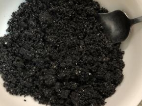 黑芝麻打成粉末。大家可以让外面专门打芝麻粉的帮你们完成这一部