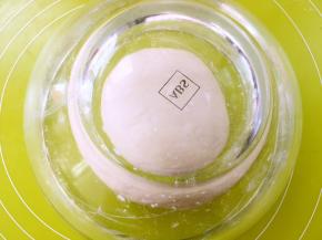 将面团揉均匀，盖保鲜膜室温发酵