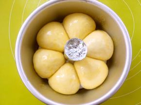 蛋黄打散，在表层刷上一层全蛋液，之后将锡纸桶放在中间