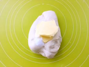 加入冷冻的黄油跟盐，继续推揉均匀