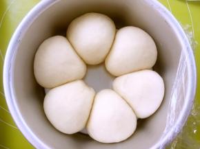 烤箱放碗热水，入烤箱二次发酵，发酵好的面团明显比之前变大很多