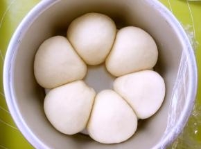 烤箱放碗热水，入烤箱二次发酵，发酵好的面团明显比之前变大很多