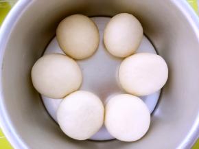 之后将揉好的面团均匀的摆放在模具内