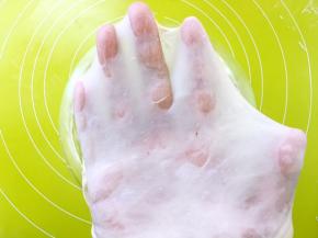 揉好的面团，切下一小块可以撑出手套膜即可