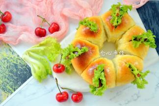 生菜叶包裹上西红柿片，轻轻插入缝隙即可