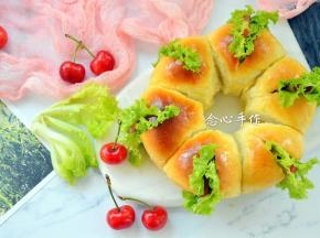 生菜叶包裹上西红柿片，轻轻插入缝隙即可