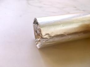 我想要中空的，家里没有中空模具，就已经卷了一个硬纸桶，外面包上一层锡纸