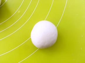 取一份面团揉至表面光滑状态