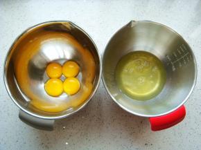 盆里要干净要无水无油，小心分离蛋白和蛋黄。