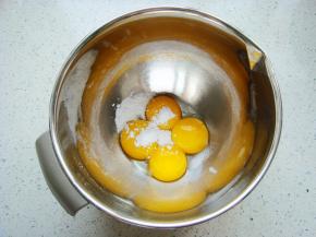 白砂糖分出10克加入蛋黄里，加入盐，搅拌均匀。