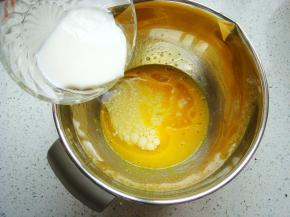 倒入玉米油和牛奶。