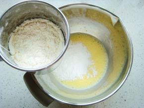 倒入玉米油和牛奶。