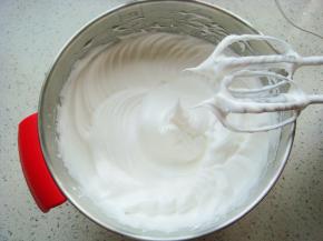 蛋白里滴入数滴柠檬汁，白砂糖分三次加入高速打发蛋白，出现直立的尖角就可以了。