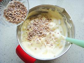 翻拌几下撒入红枣粒，继续翻拌均匀。